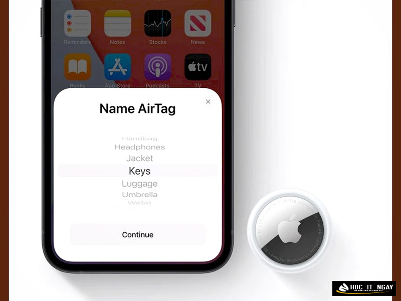AirTag được gắn trực tiếp trên món đồ và cho phép bạn quản lý, theo dõi ngay trên điện thoại