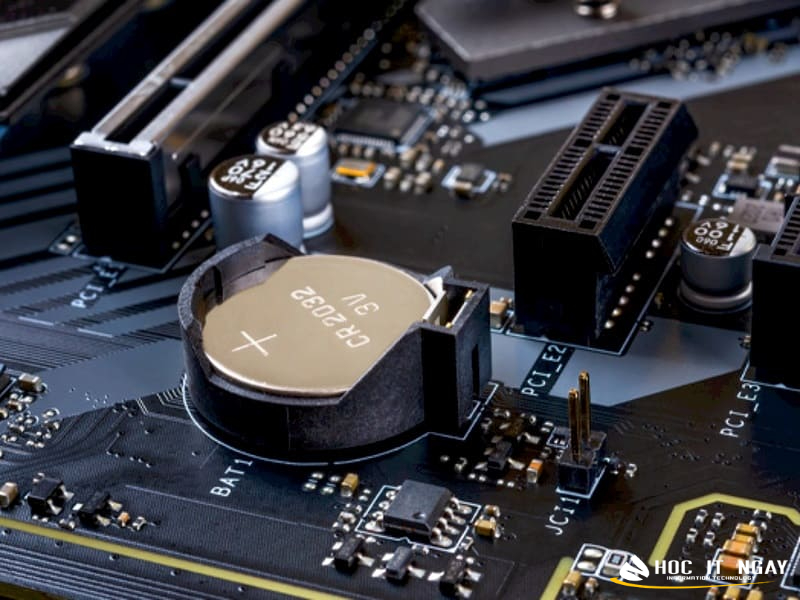 Khi máy tính tắt nguồn, pin CMOS trở thành nguồn điện duy nhất cung cấp cho CMOS RAM